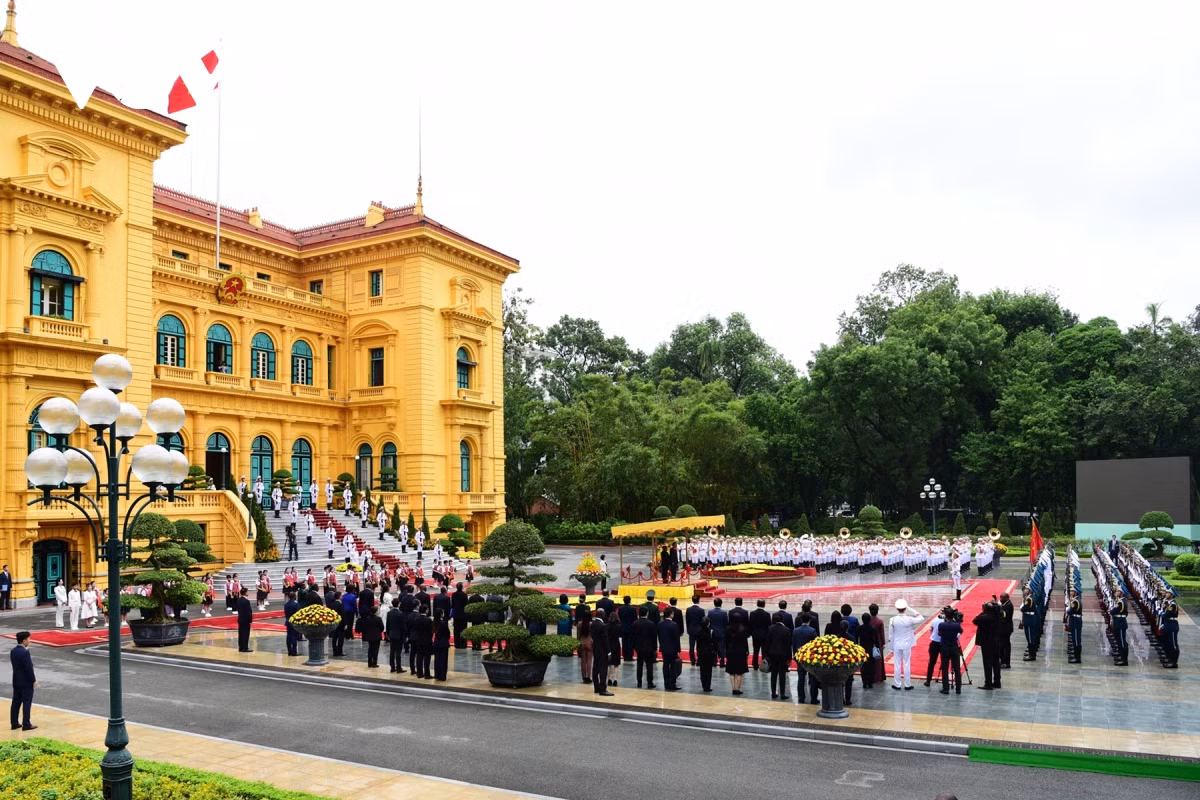Trong sáng 10/9 Lễ đón chính thức Tổng Bí thư, Chủ tịch nước Thongloun Sisoulith cùng phu nhân và Đoàn đại biểu cấp cao Đảng, Nhà nước Lào được tổ chức trọng thể tại Phủ Chủ tịch theo nghi thức cao nhất dành cho nguyên thủ quốc gia với 21 loạt đại bác chào mừng; Tổng Bí thư, Chủ tịch nước Tô Lâm và phu nhân chủ trì lễ đón.
