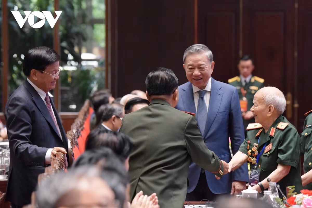 Chiều 11/9, Tổng Bí thư, Chủ tịch nước Tô Lâm cùng Tổng Bí thư, Chủ tịch nước Lào Thongloun Sisoulith gặp mặt các cựu quân tình nguyện, chuyên gia, lưu học sinh Việt Nam tại Lào và thế hệ trẻ hai nước. Buổi gặp diễn ra trong không khí ấm áp, thắm tình hữu nghị Việt Nam - Lào.