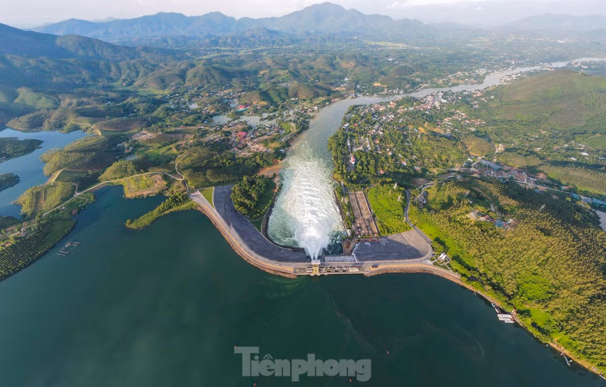br/> Các địa phương vùng hạ du như thị trấn Thác Bà, xã Hán Đà, Đại Minh, nước đã rút sâu khoảng 1m so với ngày 11/9. Mực nước hồ Thác Bà cũng giảm mạnh so với những ngày trước. Số liệu đến 22h ngày 12/9 là 59,14m, rút gần 1m so với ngày 11/9.