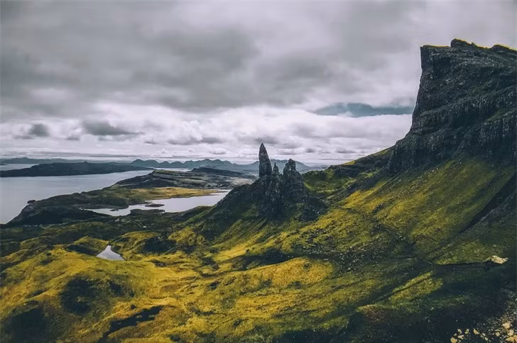 Lãnh thổ của Scotland có tổng cộng 790 hòn đảo, nhưng người Scotland chỉ sống trên 99 hòn đảo mà thôi. Các hòn đảo còn lại thường được sử dụng để đánh bắt cá hoặc bị bỏ hoang.