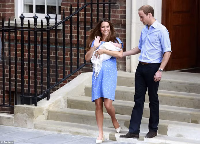 Bà mẹ Kate xinh đẹp và duyên dáng trong chiếc đầm màu xanh chấm bi trắng còn Hoàng tử William ra dáng người chồng, người cha đảm khi luôn dang cánh tay bảo vệ vợ và con trai yêu.