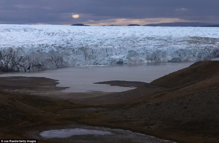 Nhiệt độ ấm lên đã ảnh hưởng đến các sông băng ở Greenland, tác động nhiều đến đời sống, sản xuất và thậm chí cả ngành du lịch ở Greenland.