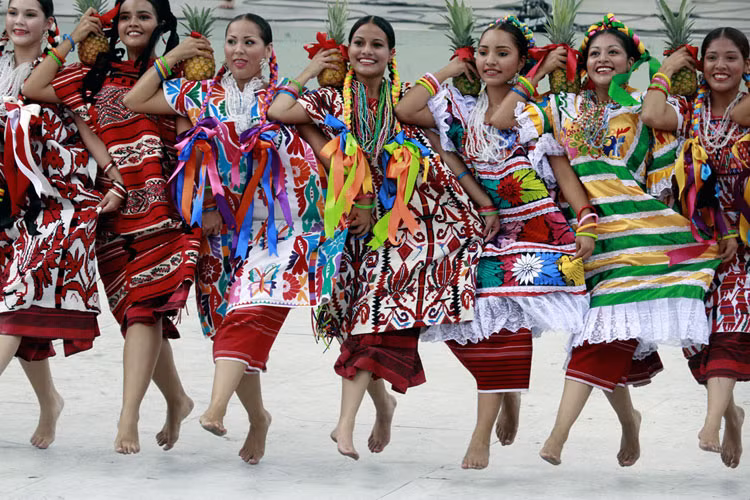Các vũ công khu vực biểu diễn tại lễ hội Guelaguetza ở Oaxaca, Mexico ngày 22/7.
