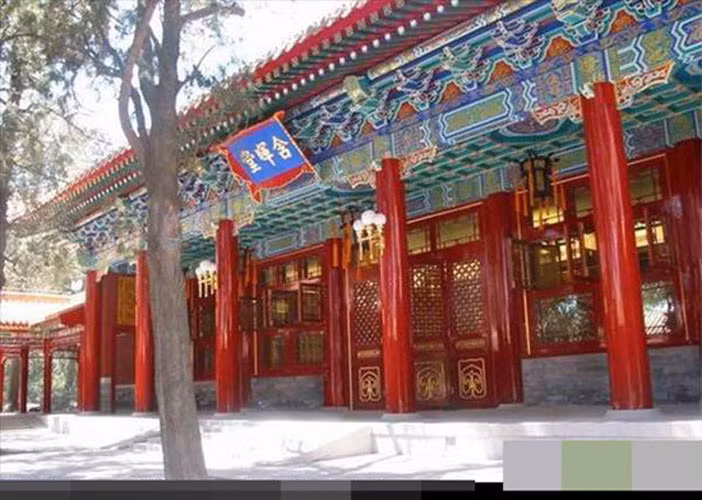 Những tòa nhà sơn son thiếp vàng bên trong Trung Nam Hải cũng từng là nơi ở của giới lãnh đạo tối cao Trung Quốc.