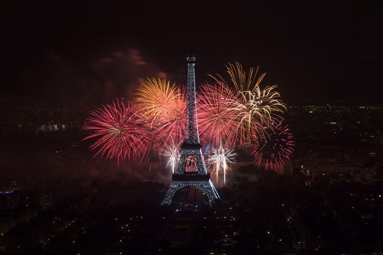 Pháo hoa rực sáng trên bầu trời Paris hoa lệ, xung quanh tháp Eiffel ngày 14/7 trong lễ kỷ niệm Ngày chiếm ngục Bastille (Ngày Quốc khánh).