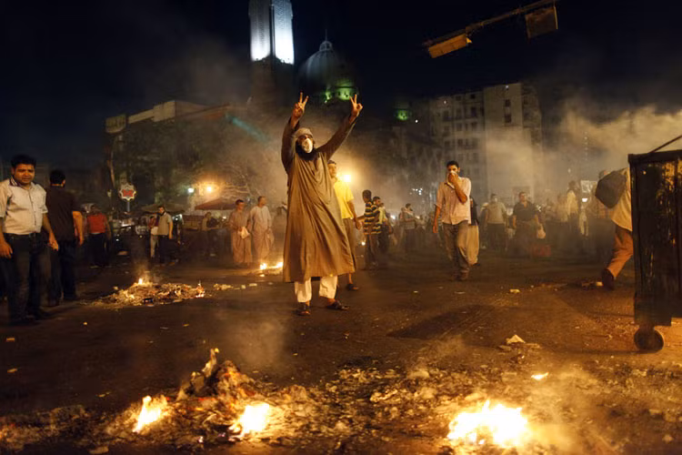 Người ủng hộ đảng "Anh em Hồi giáo" và Tổng thống bị lật đổ Mohamed Mursi biểu tình phản đối ngày 16/7 trên cầu 6/10, một trong những đường cao tốc chính ở Thủ đô Cairo.