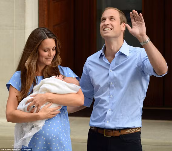Kate ẵm hoàng tử nhỏ sánh bước cùng chồng đi bộ ra khỏi bệnh viện. Ánh mắt bà mẹ Kate nhìn con âu yếm trong khi ông bố William nở nụ cười rạng rỡ chào công chúng.