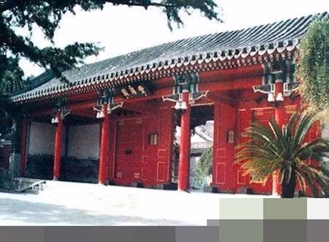 Cổng chính của Trung Nam Hải nằm ở số 174, Đại lộ Tây Chang’an, cách quảng trường Thiên An Môn khoảng 500 m về phía tây.