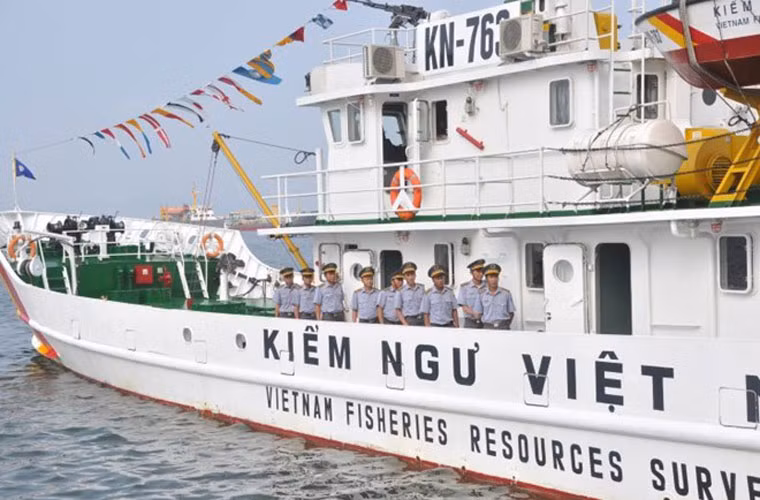 Hiện tại, trang bị chủ yếu của lực lượng Kiểm ngư Việt Nam là các loại tàu nhỏ, lượng giãn nước chỉ khoảng vài trăm tấn. Ảnh: Lao Động
