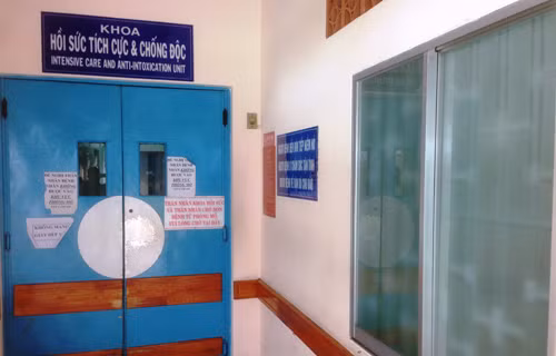 Bà Hương và các con đứng ngồi không yên trước Khoa HSTC lo âu cho tính mạng đứa cháu gái của mình.