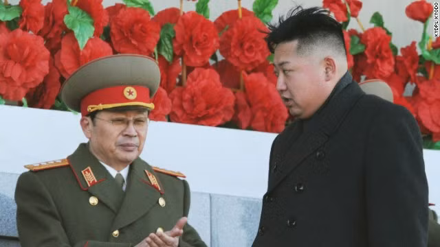 Đầu bếp Nhật cho biết, nhà lãnh đạo Kim Jong-un (phải) lệnh xử tử ông Jang Song-thaek bởi ông này điều hành đường dây mại dâm cao cấp.