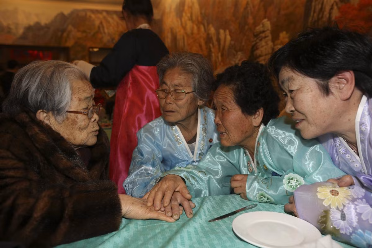 Cụ bà người Hàn Quốc Kim Sung- yun (trái), 96 tuổi, trò chuyện với những người em gái bị ly tán vẫn sống ở Triều Tiên.