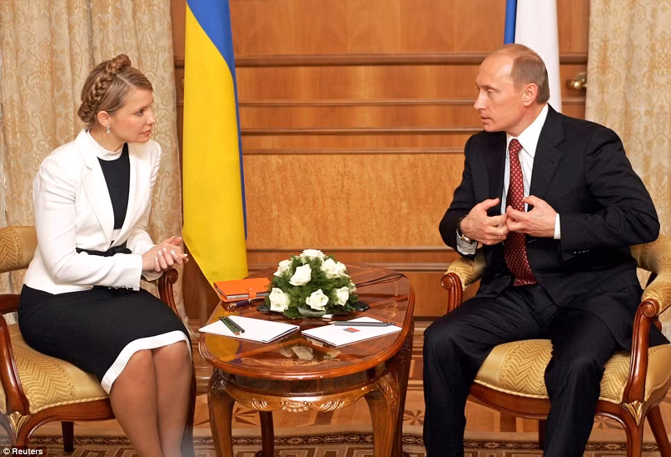 Tháng 10/2011, bà Tymoshenko bị kết án 7 năm tù về tội lạm quyền liên quan đến việc bà ra lệnh cho Công ty Naftogaz ký kết một hợp đồng khí đốt với Nga năm 2009 gây thương tổn mối quan hệ ngoại giao Ukraine và Liên hiệp châu Âu (EU). Về phần mình, bà Tymoshenko luôn khẳng định rằng các cáo buộc chống lại bà đều là giả dối và do một tay ông Viktor Yanukovych sắp đặt để hại mình. Trong ảnh, bà Tymoshenko hội đàm cùng Tổng thống Nga Putin (phải).