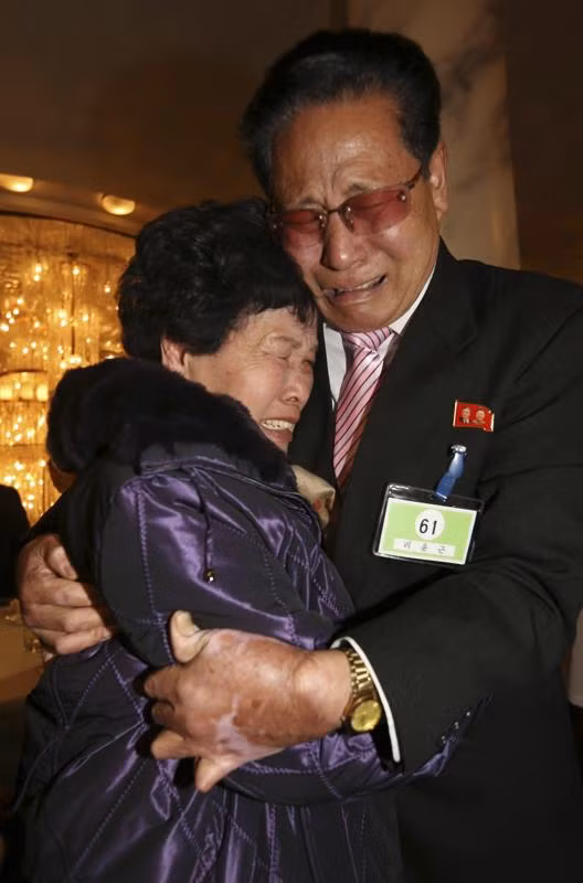 Cụ ông người Triều Tiên Lee Yun- geun (phải), 72 tuổi, ôm chầm lấy chị gái sống ở Hàn Quốc Lee Sun -hyang, 88 tuổi trong cuộc đoàn viên sau 6 thập kỷ chia ly.