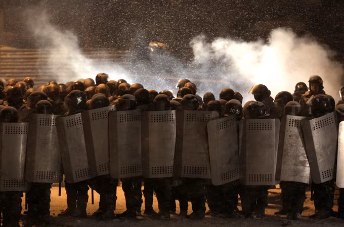 Lực lượng cảnh sát chống bạo động Berkut của Ukraine tham gia trấn áp biểu tình ở Kiev.