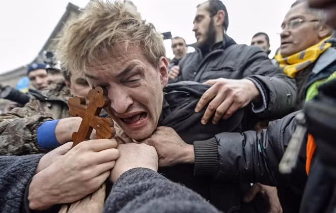 Một người đàn ông bị cáo buộc là tay sai của chính phủ cũ bị người biểu tình Ukraine lao vào đánh đấm.