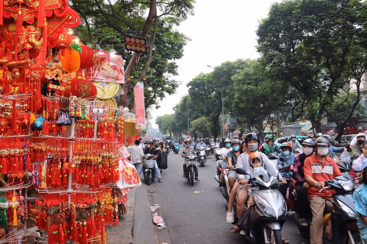 Pho long den TP.HCM ruc ro sac mau don Tet