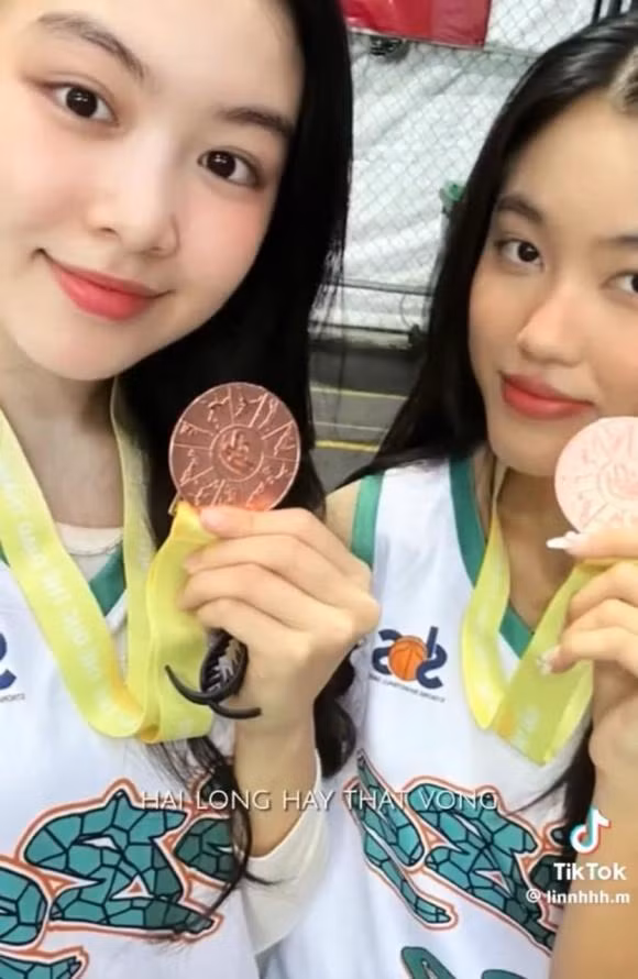 Con gái lớn Quyền Linh 'gây choáng' khi khoe loạt thành tích nổi bật Con gai lon Quyen Linh 'gay choang' khi khoe loat thanh tich noi bat