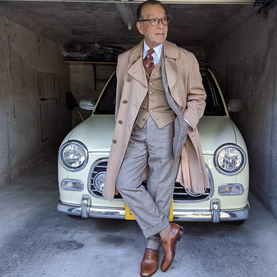 Suit 3 mảnh là trang phục gắn liền với tên tuổi của ông Yukio Akamine. Thiết kế thể hiện rõ phong cách hoài cổ nhưng lịch lãm. Ảnh: @akamineyukio.