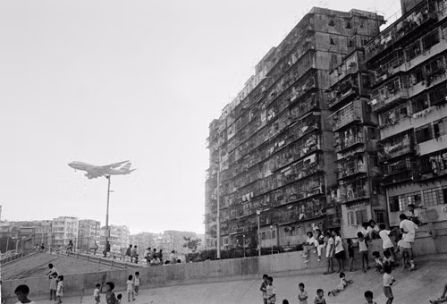 Trẻ em vui chơi bên ngoài khu Cửu Long Trại Thành. Ảnh: Patrick Zachmann.