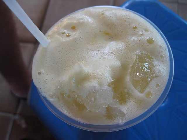 "Và đây chính là cuộc gặp gỡ định mệnh của tôi với nước mía, một loại đồ uống ngọt dịu, đậm chất nhiệt đới, mát lạnh, hoàn hảo cho những ngày nóng bức. Hương thơm tỏa ra từ mía thật quyến rũ. Lớp bọt sóng sánh nhìn hấp dẫn không thể cưỡng lại được". Ảnh: Kayoko Akabori.