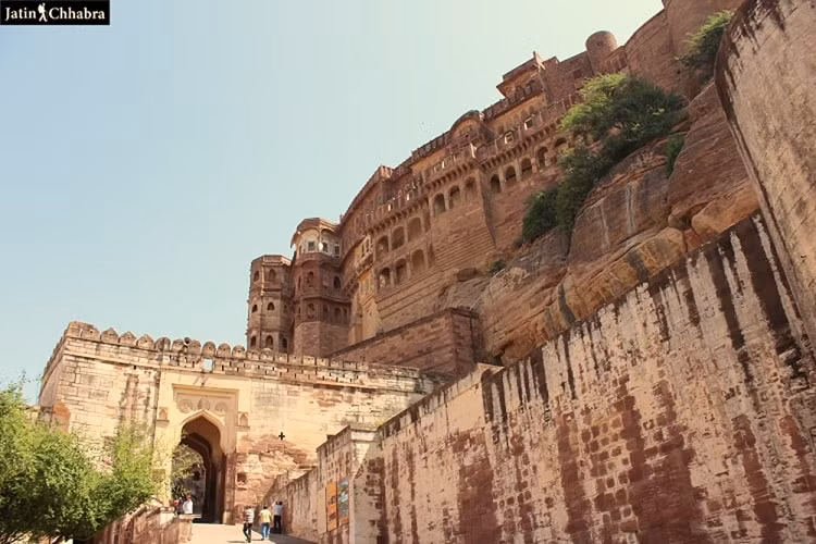Lối vào pháo đài Mehrangarh vô cùng ấn tượng với tất cả bảy chiếc cổng đồ sộ, được xây dựng bởi công trình sư Maharaja Man Singh. Ảnh: Jatin Chhabra.