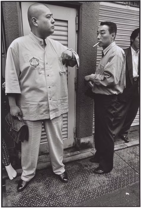 Các thành viên Yakuza trên đường phố ở Asakura. Ảnh: Bruce Gilden/ Magnum Photos.