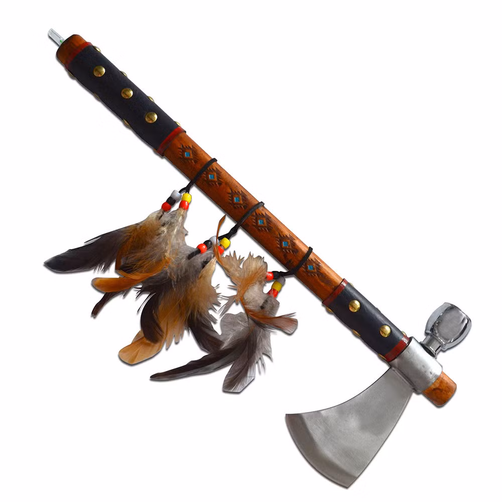 Tỏ ra là một loại công cụ rất gọn nhẹ và hữu dụng, rìu Tomahawk sau này đã được cải tiến với một đầu búa rỗng bên trong, thường gọi là rìu ống, được quân đội thuộc địa Anh và sau này là quân đội Mỹ thời nội chiến sử dụng phổ biến trong các hoạt động quân sự. Ảnh: Swords of Might.
