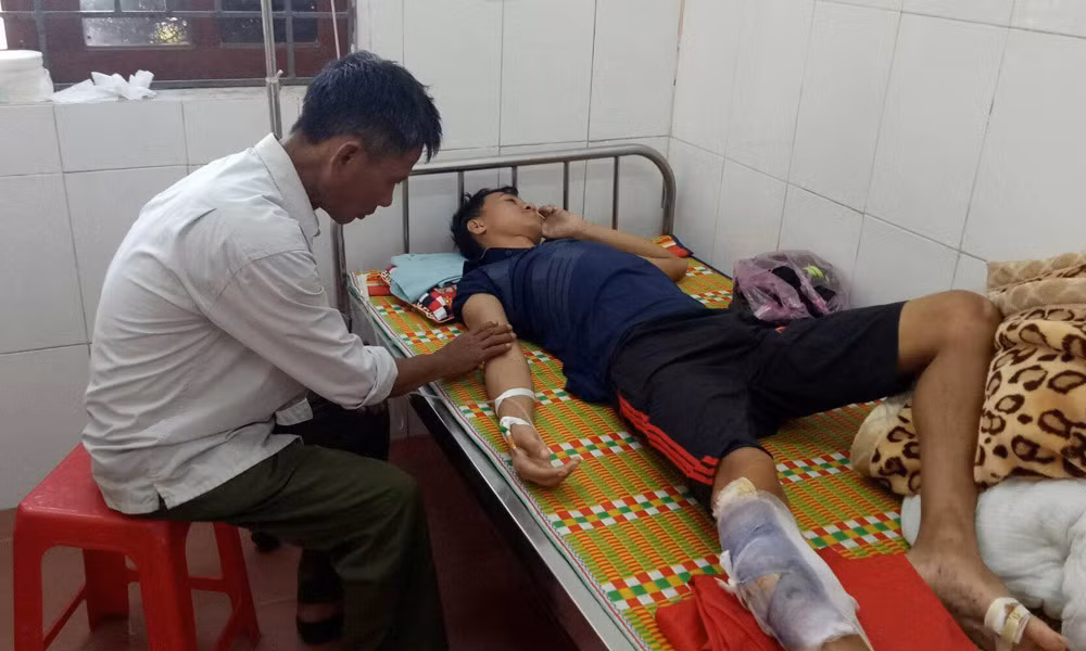 Vụ chìm tàu 3 người chết: 7 giờ giáp mặt tử thần - Hình 2 Vu chim tau 3 nguoi chet: 7 gio giap mat tu than-Hinh-2