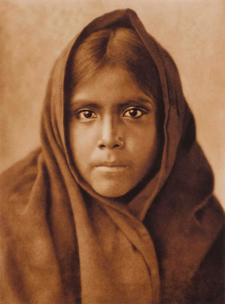 Cô gái bộ tộc Qahatika, 1907. Ảnh: Edward Curtis.