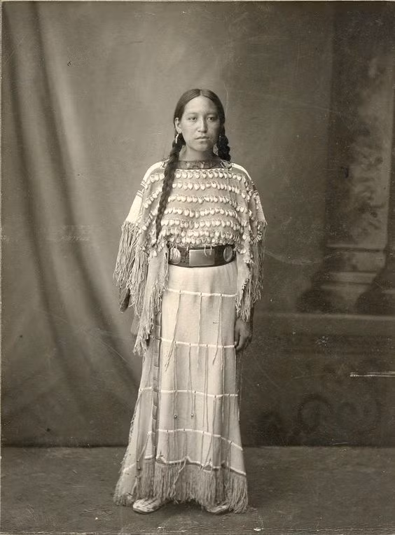 Một phụ nữ thổ dân da đỏ trình diễn tại hội chợ Thế giới năm 1904 ở St Louis, bang Missouri. Ảnh: Ebay.