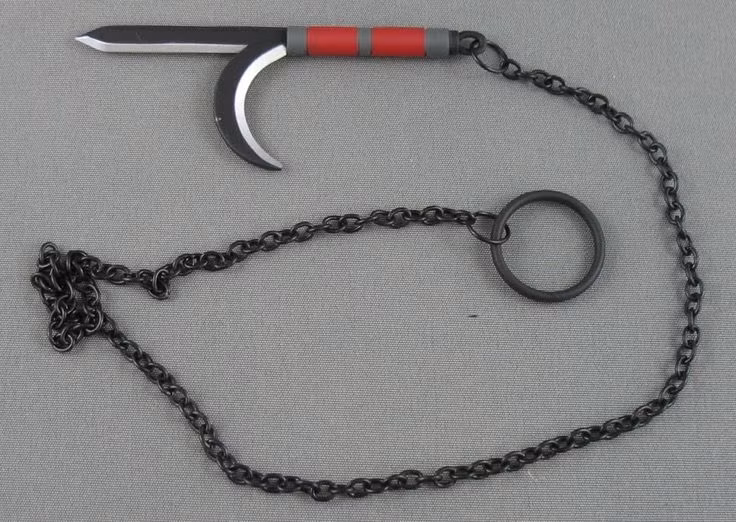 Trong chiến đấu, kyoketsu-shoge có thể được sử dụng theo rất nhiều cách thức khác nhau. Trong cận chiến, nó có thể dùng để đâm, chém như một dao chiến thông thường. Ảnh: Pinterest.