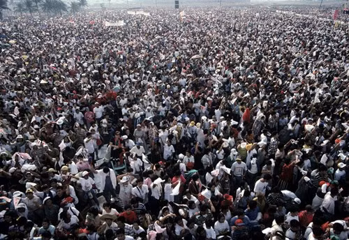 4 triệu giáo dân tập trung ở công viên Razal ở Manila để diện kiến John Paul II vào ngày thứ hai trong chuyến công du của Giáo hoàng. Ảnh: Hiroji Kubota/ Magnum Photos.