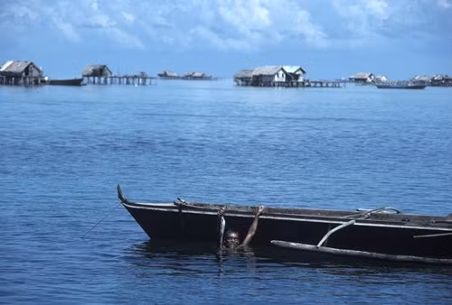 Bở biển của Tawitawi, hòn đảo tai tiếng với các hoạt động cướp biển và khai thác thủy sản trái phép bằng chất nổ ở Nam Philppines, 1997. Ảnh: Hiroji Kubota/ Magnum Photos.