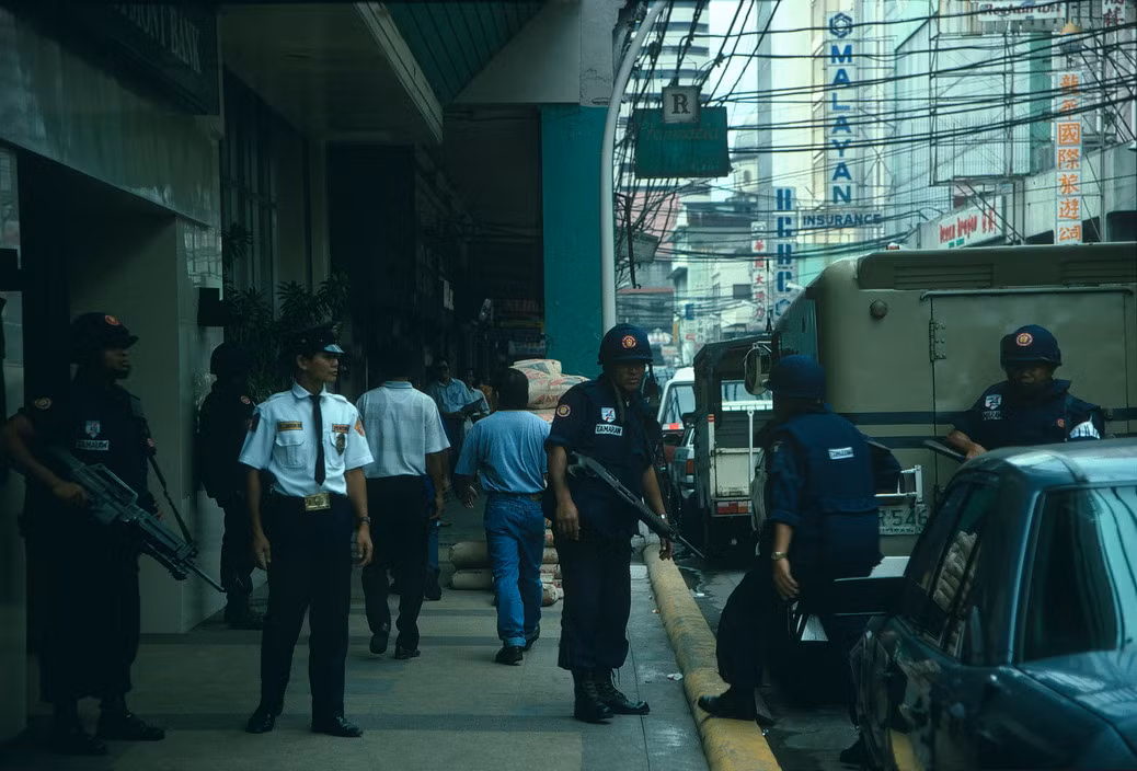 Cảnh sát cơ động tại một góc phố ở khu Phố Tàu, Manila năm 1994. Ảnh: Hiroji Kubota/ Magnum Photos.