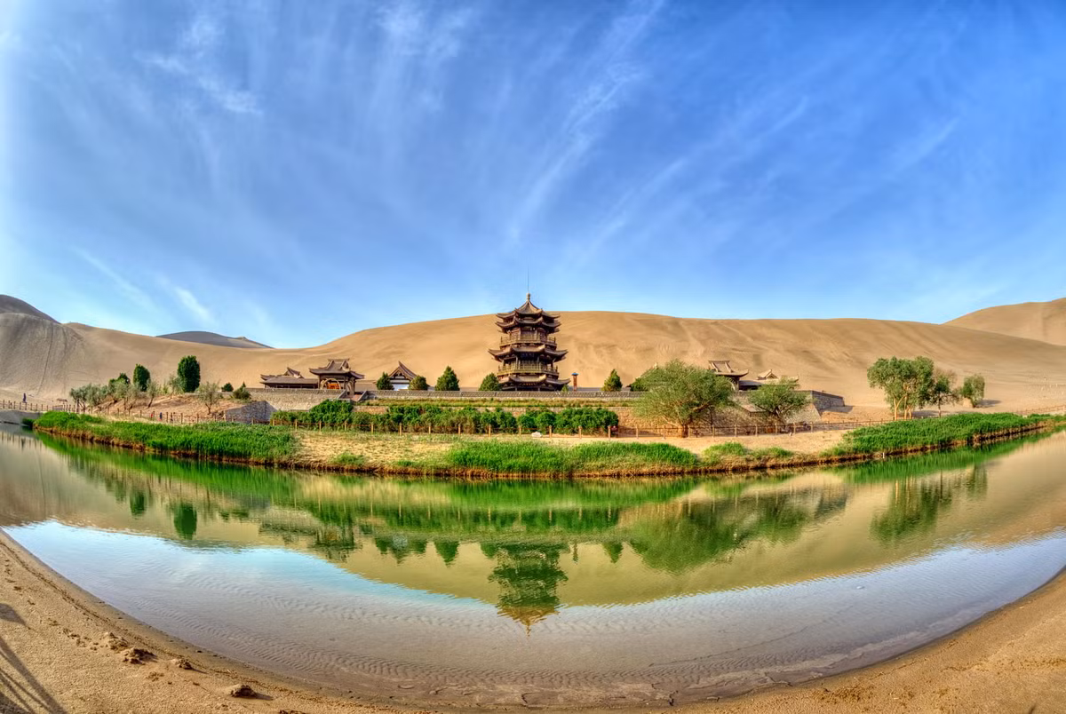 Trong suốt nhiều triều đại, Nguyệt Nha Tuyền đã được tôn vinh như một thắng cảnh nổi tiếng của vùng Cam Túc. Ảnh: Feel The Planet.