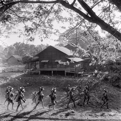 Lực lượng vũ trang sắc tộc Kumaoni đến từ Ấn Độ hành quân ở Schwegyin. Ảnh: George Rodger/ Magnum Photos.