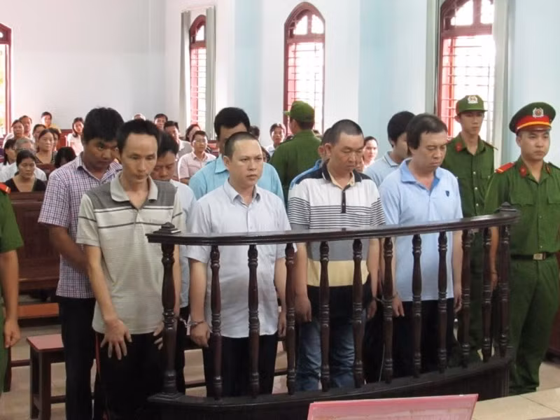 Đội trưởng TTGT lãnh án chung thân vì nhận hối lộ - Hình 2 Doi truong TTGT lanh an chung than vi nhan hoi lo-Hinh-2