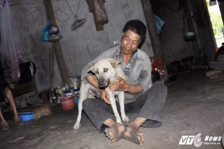 Tận cùng khốn khổ của mẹ già hơn 90 tuổi và 3 con điên dại - Hình 3 Tan cung khon kho cua me gia hon 90 tuoi va 3 con dien dai-Hinh-3