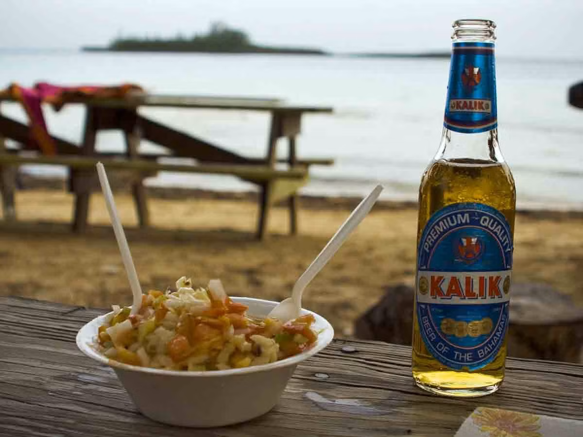 “Conch” là một món ăn yêu thích của người dân Bahamas, được làm từ ốc xà cừ, chế biến thành nhiều kiểu như salad, chiên, hấp… uống kèm với bia lạnh.