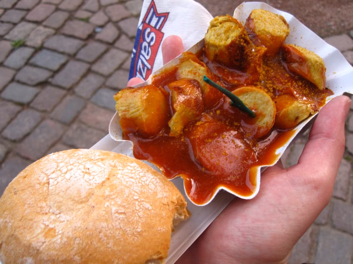 Currywurst là món ăn truyền thống phổ biến và đặc trưng nhất tại Berlin. Trong tiếng Đức Wurst nghĩa là xúc xích.