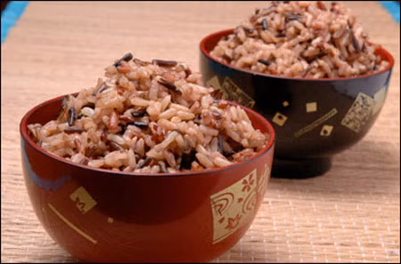 Gạo lức là nguồn thực phấm rất giàu chất xơ, sắt và vitamin B. Chúng ta đều biết nhóm vitamin B rất quan trọng giúp cho hệ thống thần kinh khỏe mạnh và tạo tiền đề để thai nhi phát triển tốt nhất.