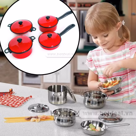 Đồ chơi mô phỏng vật dụng của người lớn như các bộ đồ nấu ăn bé xíu cực xinh cho bé gái, những món đồ sửa chữa cho bé trai.