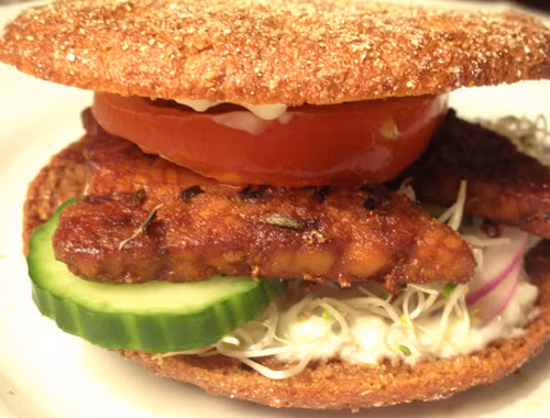 Tempeh là món bánh làm bằng đậu nành và bột gạo qua dạng lên men thường được chiên giòn và có mầu xám đậm được bán trên thị trường dưới hình thức tươi hay đông lạnh.