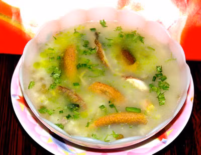 Cháo lươn: Nấu 2 muỗng gạo, 2 muỗng đậu xanh cho gần nhừ rồi bỏ lươn đã làm sạch vào nấu tiếp cho lươn chín kỹ là được. Nêm chút muối tiêu, gừng băm nhỏ và ít hành lá. Khi cháo chín gắp lươn ra gỡ thịt bỏ vào nồi cháo. Ăn nóng.