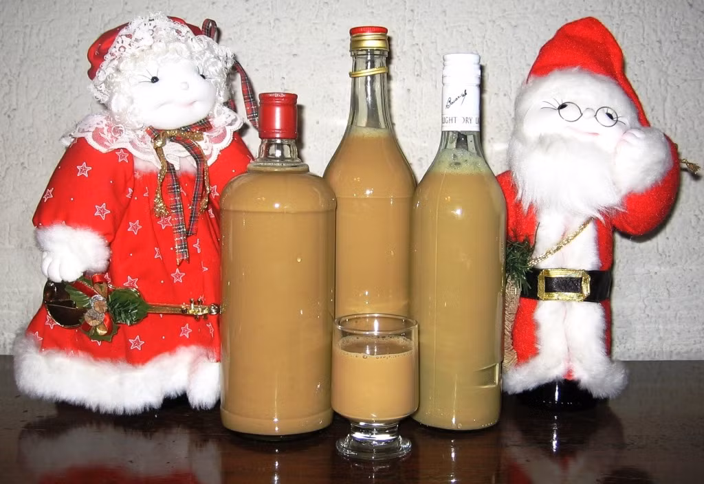 Các thứ hỗn hợp kem bao gồm aguardiente Chile (đôi khi thay thế bằng rượu rum hoặc rượu), sữa, cà phê, đậu vani, hạt nhục đậu khấu, quế và đinh hương.