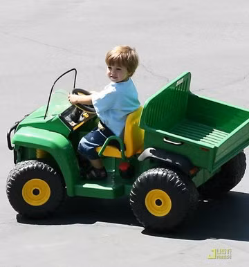 Các bé ở tuổi 3, 4 tuổi đều khá hiếu động. Vì thế, bé thích những món đồ có bánh xe nhỏ mà bé có thể ngồi lên đó và di chuyển xung quanh.