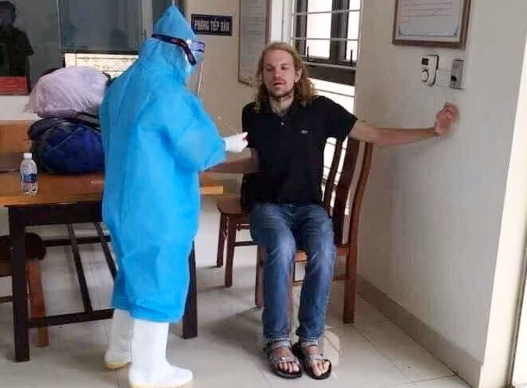 Tron khoi khu cach ly, thanh nien Duc di tau tu Thanh Hoa ra Ha Noi