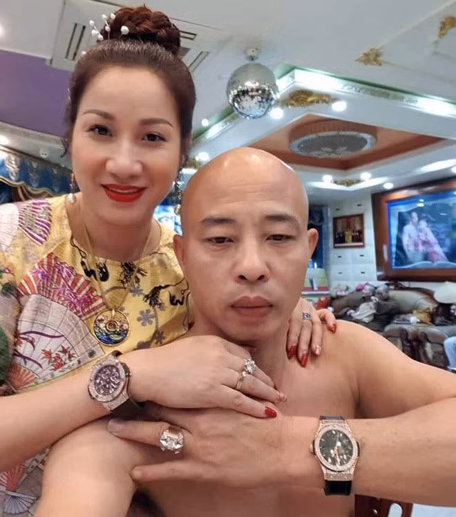 Chan dung 4 dai gia Viet thich khoe 'nui' tien vang, an choi khet tieng roi 'xo kham'-Hinh-2