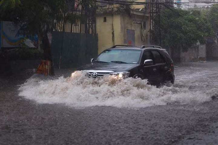 Ha Noi mua to: Bo Ho ngap sau, nhieu tuyen pho 